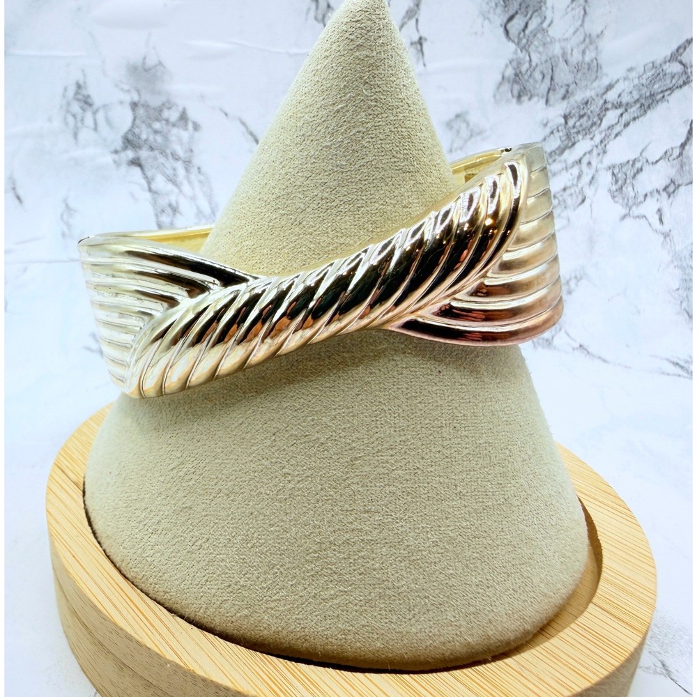 Vintage Light Gold Tone Ribbed Twist Hinged Clamper Bracelet Oval 7"‎